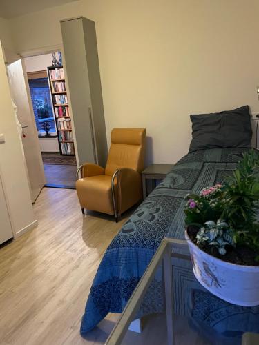 Cette chambre dispose d'un lit avec une plante en pot. dans l'établissement B&B 't Pakhuis, à Meteren