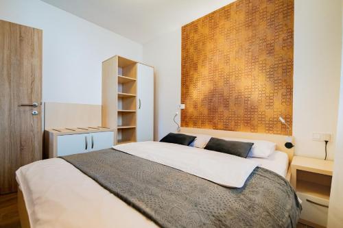 Ένα ή περισσότερα κρεβάτια σε δωμάτιο στο Apartmaji BANONIA " Sončni zahod "
