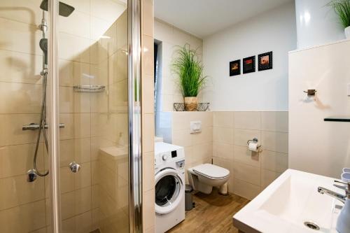 ein Badezimmer mit einer Waschmaschine und einer Waschmaschine in der Unterkunft Apartmaji BANONIA " Sončni zahod " in Banovci