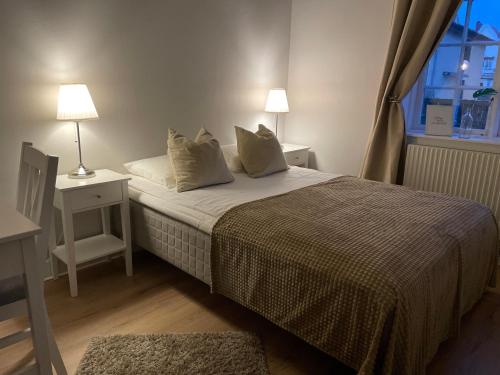 En eller flere senge i et værelse på Hotell Humbla