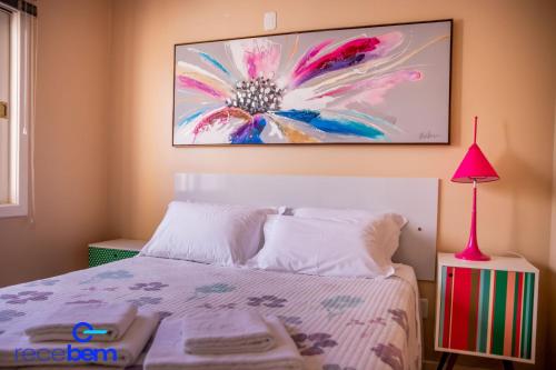 Un pat sau paturi într-o cameră la Colors 4 pessoas | wi-fi | garagem | ladinho da Praça das Flores