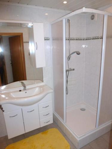 a bathroom with a sink and a shower at Geary Ferienwohnung in Klotten