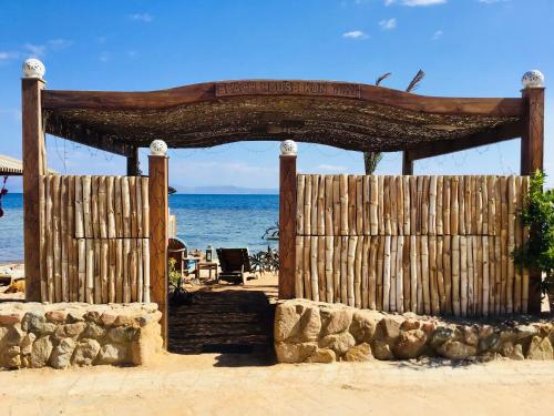 een houten prieel op het strand naast de oceaan bij Villa Kon Tiki with private beach in Dahab
