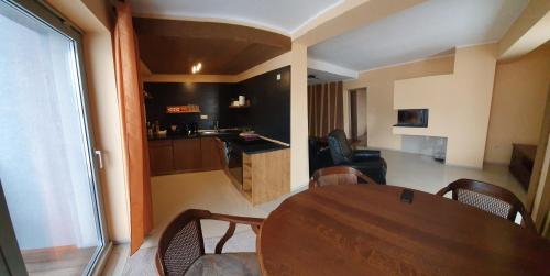 Kuchyň nebo kuchyňský kout v ubytování Snowhouse rodinné apartmány s balkónom 100m2