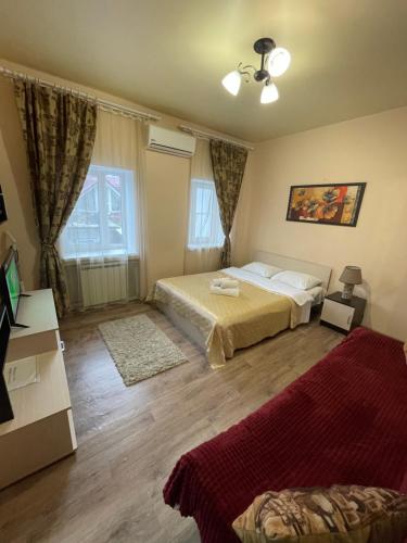 ソチにあるApartment Na Kubanskoy 19のベッドルーム(ベッド2台、テレビ付)