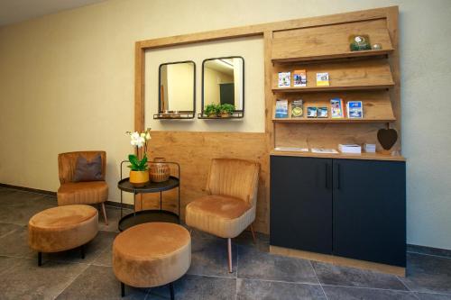 a waiting room with chairs and a table and a mirror at Apart Lutz in Prutz