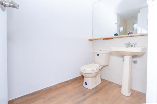 een badkamer met een toilet en een wastafel bij Ayenda 1251 Oasis in Rionegro