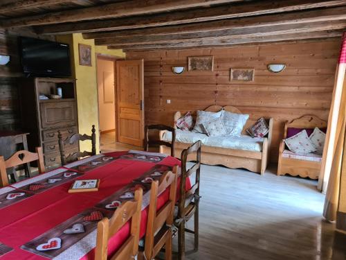 une chambre avec un lit, une table et des chaises dans l'établissement Apartment Residence Les Alpages, à La Giettaz