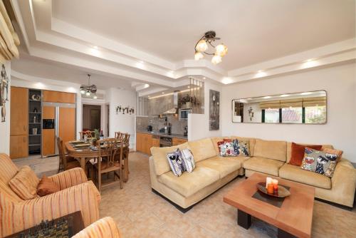 Ruang duduk di Paradisos luxury villas next to beach