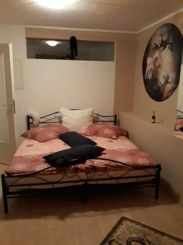 1 dormitorio con 1 cama con sábanas y almohadas rosas en Ferienwohnung Antik, en Gotha