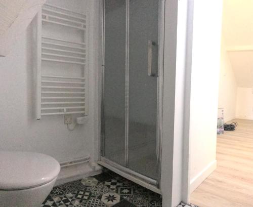 Vonios kambarys apgyvendinimo įstaigoje Studio dans les écuries du chateau