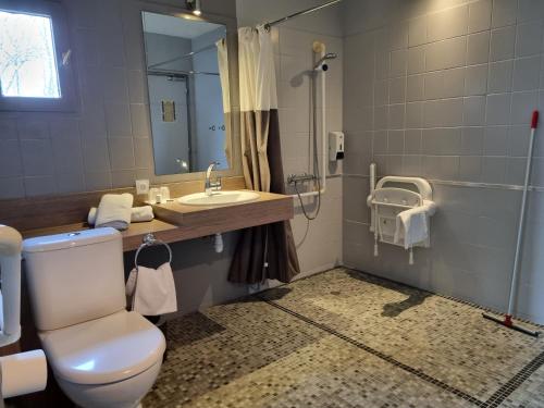 ein Badezimmer mit Toilette, Waschbecken und Dusche in der Unterkunft Bel Hotel in Saint-Nicolas-de-Redon