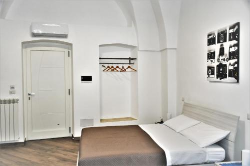 A bed or beds in a room at Na Chicca e na Nicchia