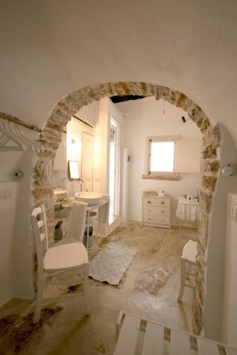 an archway in a room with a table and chairs at Masseria Trulli&Stelle B&B in Noci