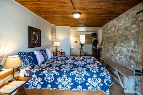 Ένα ή περισσότερα κρεβάτια σε δωμάτιο στο The Historic Leakey Inn
