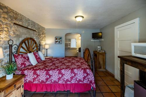 Η κουζίνα ή μικρή κουζίνα στο The Historic Leakey Inn