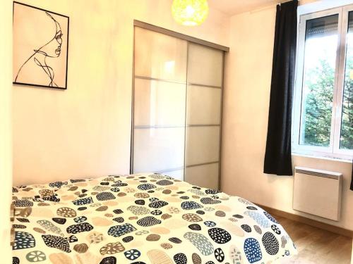 une chambre avec un lit et une fenêtre dans l'établissement Le Canut de St Just, à Lyon