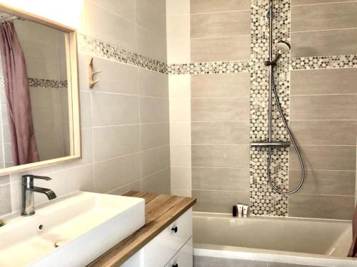 une salle de bain avec un lavabo blanc et une douche dans l'établissement Le Canut de St Just, à Lyon