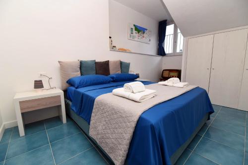 1 dormitorio con 2 camas y toallas. en Appartamento - Antica Residenza Amalfitana, en Amalfi