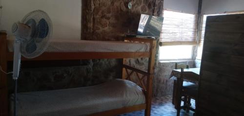 a small room with two bunk beds and a window at Cabañas La Rústica in Bialet Massé