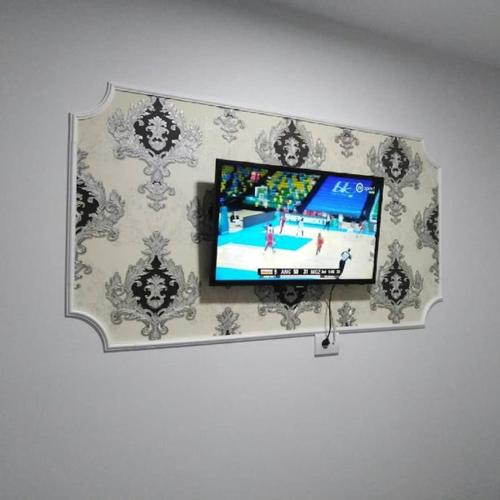 a flat screen tv on a wall with a wall at SOBE ROYAL 2 Šabac in Šabac