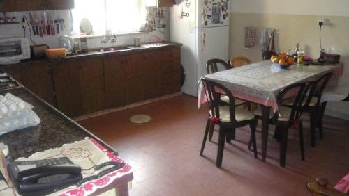 cocina con mesa con sillas y encimera en B&B at Palestinian home / Beit Sahour en Bethlehem