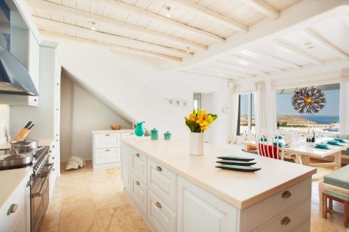 Kuchyň nebo kuchyňský kout v ubytování Beachfront Luxury Villa Santa Barbara