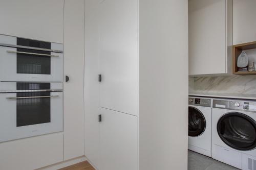 Kuchyň nebo kuchyňský kout v ubytování North-East Facing Modern 2-bed Apartment