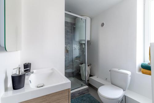 ein weißes Badezimmer mit Toilette und Dusche in der Unterkunft L'escale - Ma Cabotte in Bourg-en-Bresse