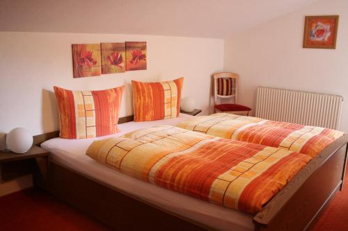 En eller flere senge i et værelse på Haus Hermi