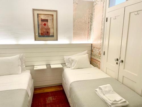 Un pat sau paturi într-o cameră la Bright and spacious three bedroom apt in the heart of Lisbon