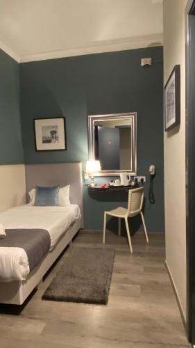 Postel nebo postele na pokoji v ubytování Sliema Marina Hotel