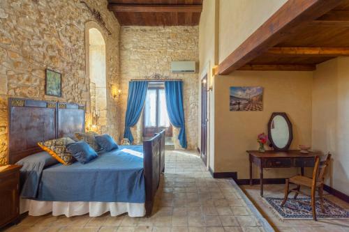 Postel nebo postele na pokoji v ubytování Masseria Fortificata Lo Zafferaneto