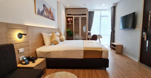 Una televisión o centro de entretenimiento en IRIS Hotel Hải Phòng
