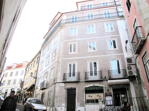Bright and spacious three bedroom apt in the heart of Lisbon