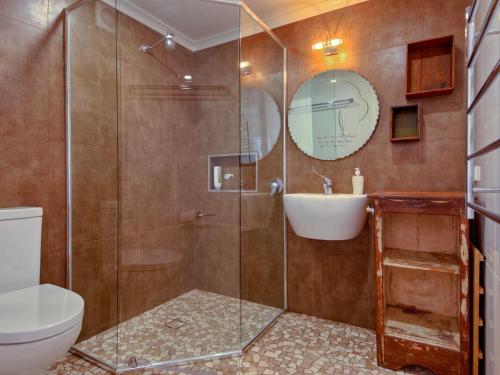 ジェリンゴンにあるWerri Escapeのシャワー、トイレ、洗面台を備えたバスルーム