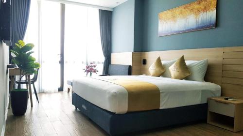 Una cama o camas en una habitación de IRIS Hotel Hải Phòng