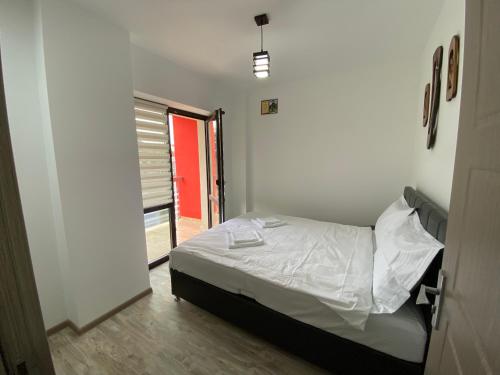 ein kleines Schlafzimmer mit einem Bett in einem Zimmer in der Unterkunft Renting Solutions Deluxe in Iaşi