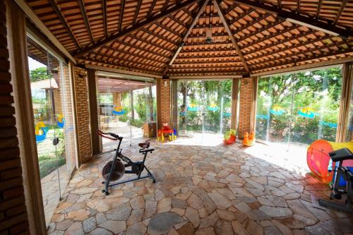 an indoor gym with a gym treadmill in a pavilion at HOTEL ABAPORU in Adamantina