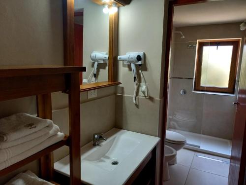 a bathroom with a sink and a shower and a toilet at Kalena 3 Playa Bonita DAT in San Carlos de Bariloche