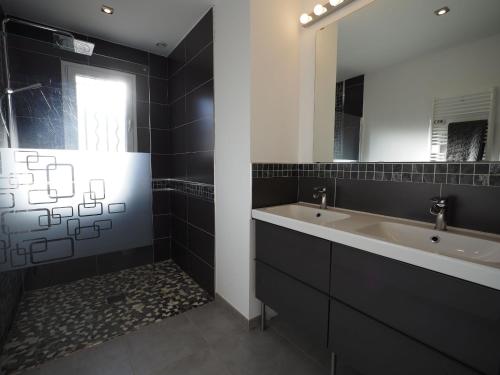 un baño con lavabo y espejo en Villa du Vallon, en Allemagne-en-Provence