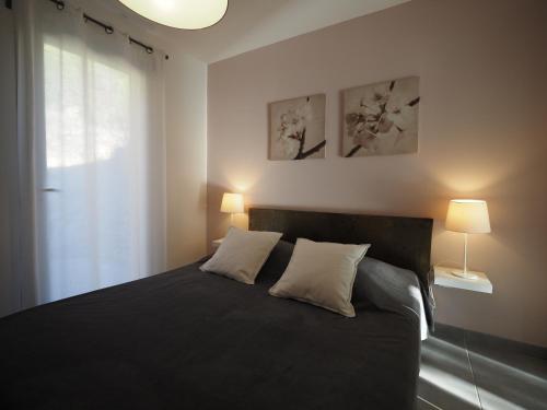 - une chambre avec un lit noir et 2 oreillers dans l'établissement Appartement dans le verdon, à Allemagne-en-Provence