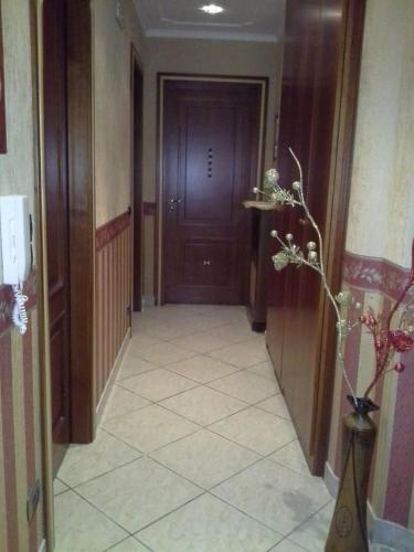 a hallway with a wooden door and a tile floor at B&B VILLA BELLA in Catanzaro