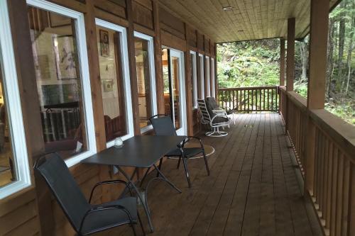 Balkoni atau teres di Moon Dance Cabin