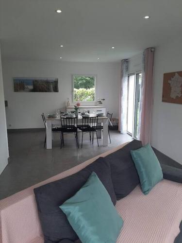 un salon avec un canapé et une table dans l'établissement Maison TY PRAD bord de mer, à Sarzeau