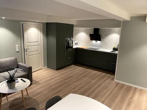 een woonkamer met een bank en een tafel bij Lofoten - New apartment, close to airport. in Leknes