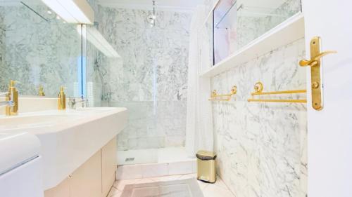 une salle de bain avec un lavabo et une douche dans l'établissement DELMAS - T3 VUE MER - Parc, Base loisirs, Bus Sophia Antipo, à Antibes