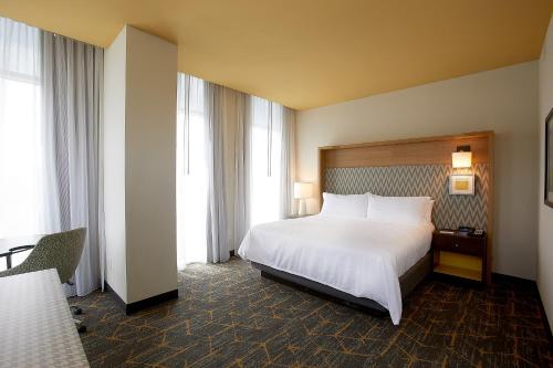 Giường trong phòng chung tại Holiday Inn Louisville Downtown , an IHG Hotel