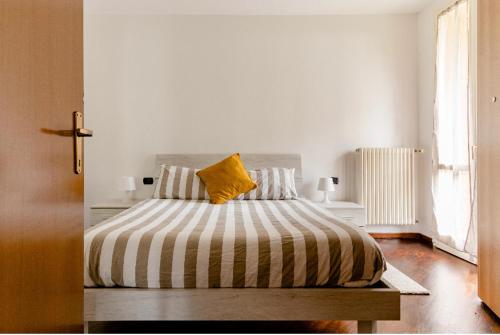 Ένα ή περισσότερα κρεβάτια σε δωμάτιο στο Tra natura e città - appartamento con giardino