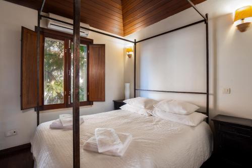 En eller flere senge i et værelse på Holiday villa in elite residential area of Faro